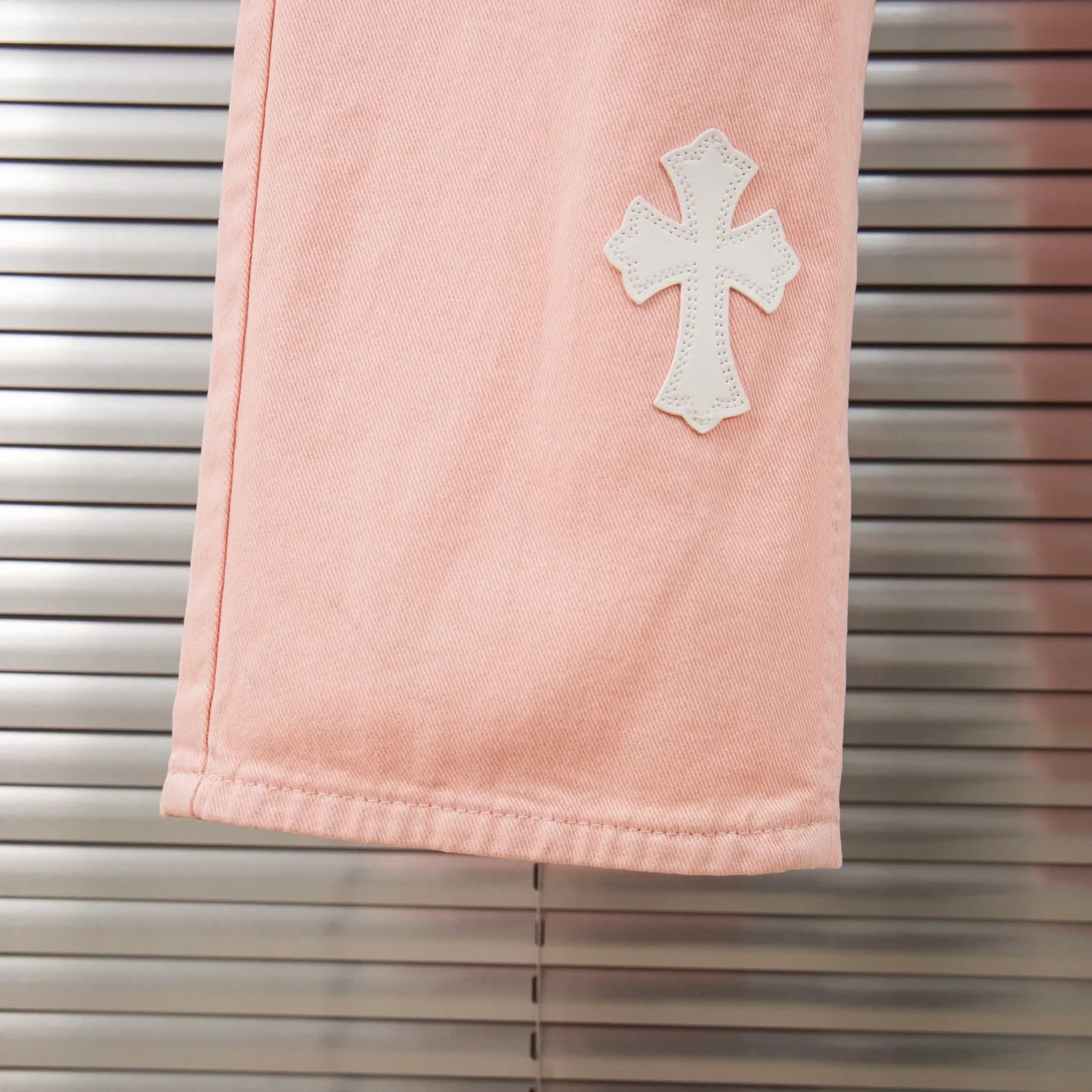P270 Chrome hearts | CH Chrome hearts Limited edition cherry blossom pink leather jeans for girls. Charming dopamine personality jeans. Indispensable for fashionistas. The same model for celebrities. A model touted by many bloggers. This new pair of pants is perfect in terms of shape and upper body. It is no exaggeration to say that making a pair of jeans is equivalent to making 20 short-sleeved jeans. The fabric is made of high-quality imported denim. It has a unique high-end texture. I am very satisfied with it after washing and proofing several times. Style number: 1730# Color: Sakura pink Size: 28 30 32 34